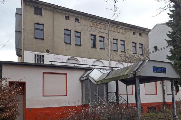 Das Gebäude des ehem. Jazz - Saloon (später PopInn) in der Ahornstraße in Steglitz kurz vor dem Abbruch.