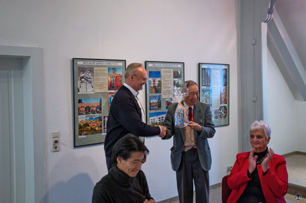 Übergabe eines kleinen Geschenkes der Gemeinde Blankenfelde-Mahlow an Herrn Prof. Tanaka.