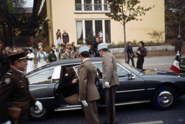 ...um dann in seine Limousine einzusteigen.