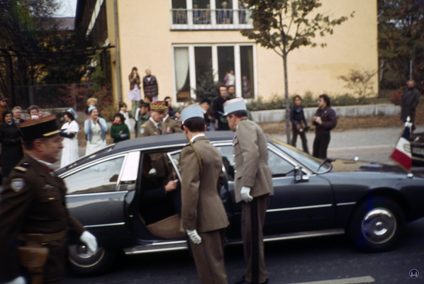 Foto: Lutz Röhrig. Besuch des französischen Staatspräsidenten Valery Giscard d'Estaing in Berlin, 1979.  ...um dann in seine Limousine einzusteigen.