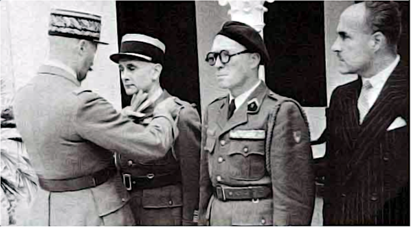 Le général Giraud décorant, le 8 novembre 1943, "le Groupe des cinq" avec de gauche à droite : Jouse, Van Hecke, et Lemaigre-Dubreuil © Clément Charrut Écho de l'Oranie sept.Oct.2011
