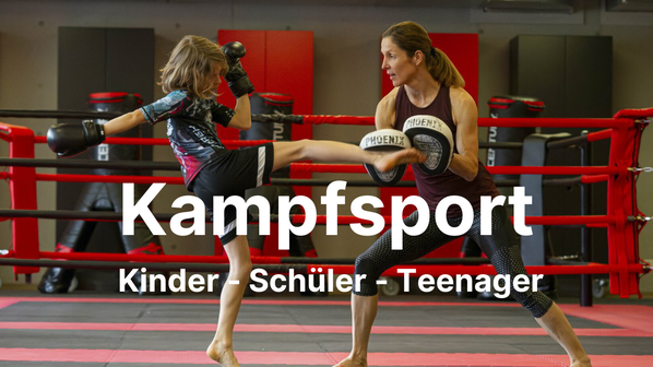 Junger Kickboxer führt eine Fußtechnik aus auf eine Pratze. Kickboxen in Singen