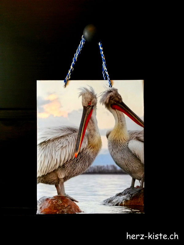 Geschenktüte aus einem Kalenderblatt mit einer Kordel