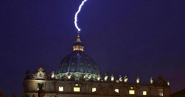 Dramatisches Foto bei Nacht: Blitz schlägt im Petersdom ein, als Papst Benedikt Rücktritt verkündet