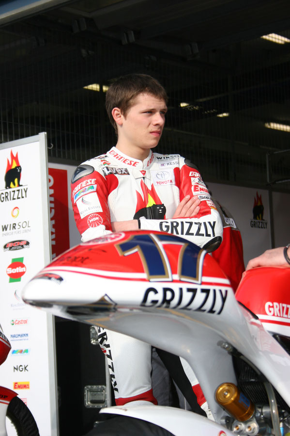 2008 in Estoril. Stefan Bradl auf seiner Aprilia in der 125er Klasse. Seine erfolgreichste Saison übrigens in dieser Rennserie mit Gesamtplatz vier.