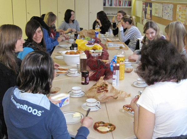 Die Teilnehmerinnen beim gemeinsamen Frühstück