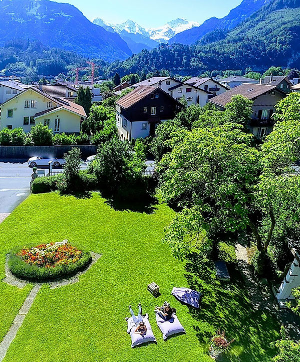 Interlaken adventure hostel garden view Eiger Mönch Jungfrau