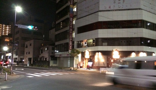 京成千葉駅の近くにある交差点の夜の風景