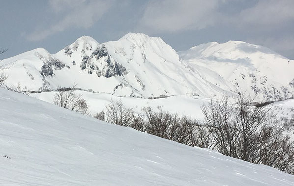 小出俣山山頂直下から見る爼倉嵓