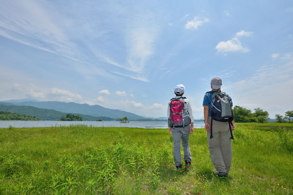 中高年　山歩き　トレッキング　夫婦円満　青空　湖　湿原