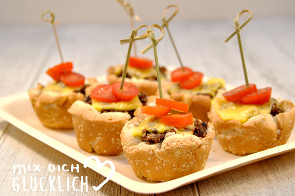 Cheeseburger Muffins Veggie Style, vegetarische bzw. vegane Muffins mit falscher würziger Hackfleischfüllung und Käse überbacken, der Knaller auf dem Buffet, aus dem Thermomix
