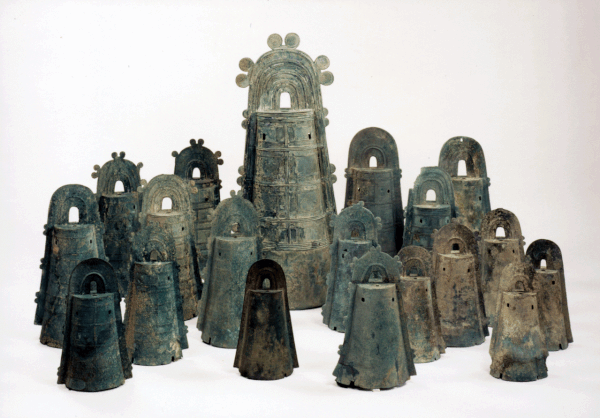 大岩山出土銅鐸（複製）19個（野洲市立銅鐸博物館蔵）