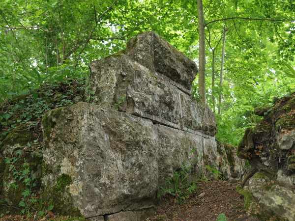 Reste der ehemaligen (vermuteten) Schildmauer mit Buckelquadern
