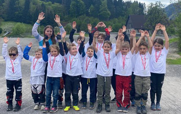 Die Absolvent*innen der Bludenzer BMX-School mit Übungsleiterin Hannah Muther