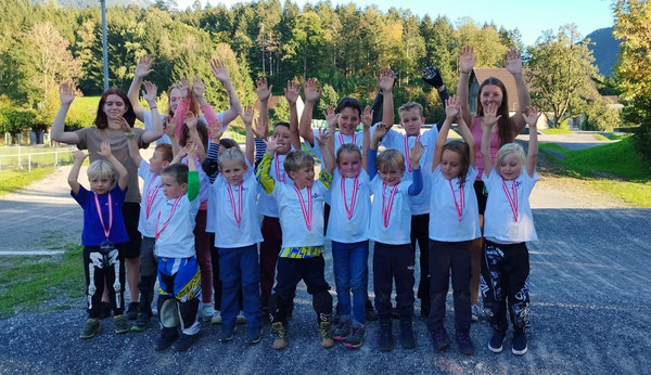 Die Kids der BMX-School mit den Übungsleterinnen Hannah Muther, Michelle Fritz u. Paikea Marte