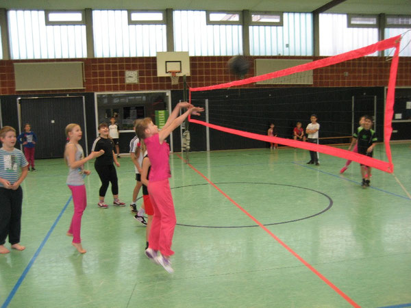 Vorbildlich: Mädchen pritschen den Ball ins Spielfeld