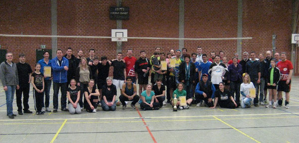 Abgekämpft - und doch fröhlich: Freizeitvolleyballerinnen und Freizeitvolleyballer stellen sich mit Wolfsburgs Bürgermeisterin Hiltrud Jeworrek für das Foto auf.