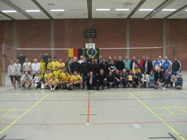 Nach der Siegerehrung: Die Hobbyvolleyballerinnen und Hobbyvolleyballer stellen sich dem Fotografen