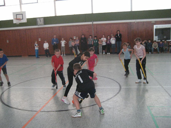 Spielerinnen, Spieler und Zuschauer hatten riesigen Spaß beim Hallenhockey