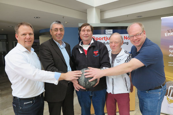 Thomas Dyszack (von rechts), Dirk Kinne, Manfred Wille, Norbert Engelbrecht und Frank-Michael Mücke mit der Volleyballblase ("Willeball") bei  einer Arbeitstagung der Sportjugend Niedersachsen 