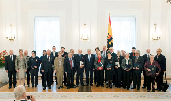 Der damalige Bundespräsident Joachim Gauck zeichnet Eangagierte im Berliner Schloss Bellevue aus