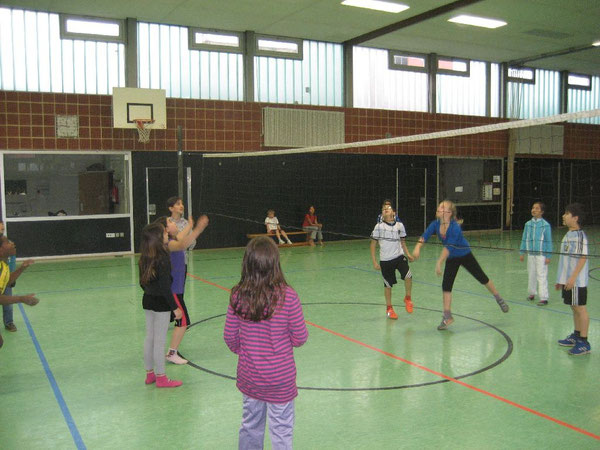 Spielerinnen und Spieler beobachten den Ball.