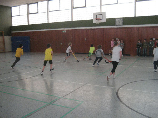 Spannend und schön: Die Westhagener Kids spielten fair in der Halle Hockey