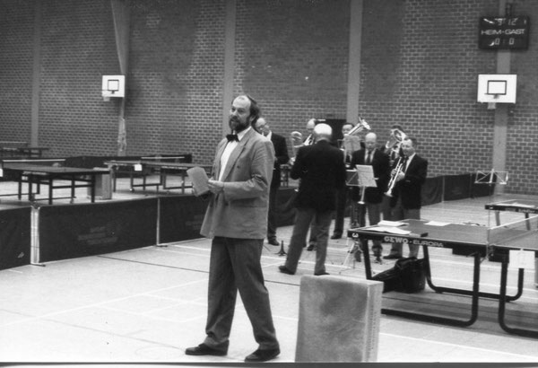Der damalige Sportpfarrer der Evangelischen Kirche in Deutschland Klaus Peter Weinhold in Wolfsburg-Westhagen bei der Sportandacht zum Beginn der Deutschen-Eichenkreuz-Tischtennis-Meisterschaften