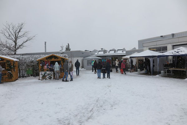 Pünktlich zum Adventsbasar schneite es und brachte weihnachtliche Stimmung in die Räume der Lebenshilfe