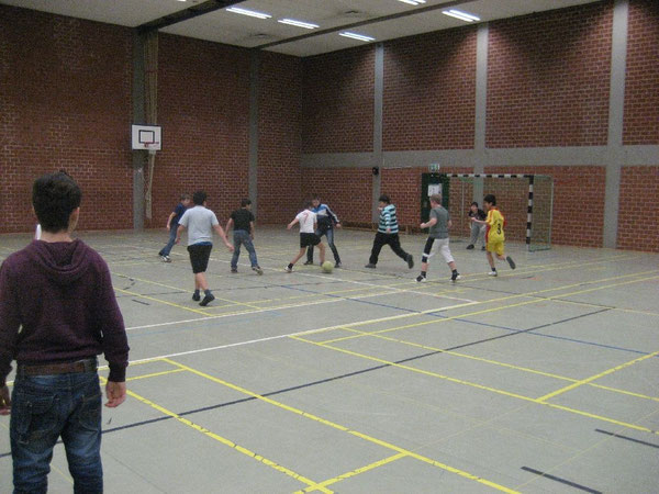 Wo ist der Ball? Sportlich fair kickten die Fünft- und Sechstklässler in der Halle