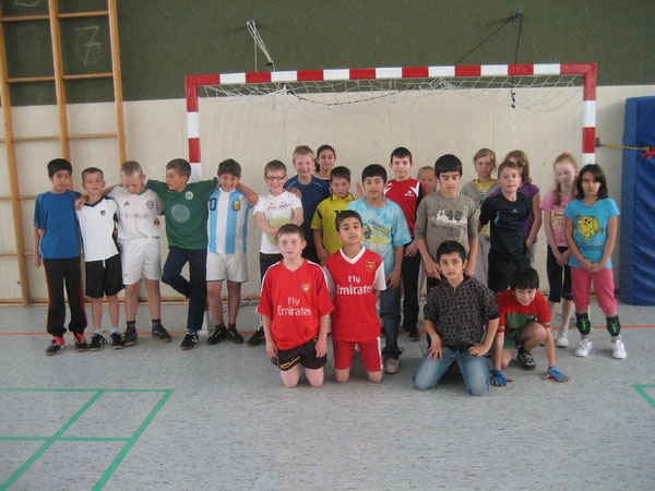 Fröhliche Gesichter vor dem Spiel: Spielerinnen und Spieler der vierten Klasse freuen sich auf den Fußballvergleich