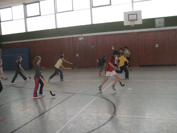 Sportlich, Sportlich: Alle Kinder laufen dem Ball hinterher