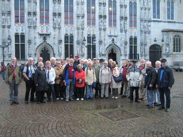 Lächeln in die Kamera: Seniorinnen und Senioren vor dem Rathaus in Brügge