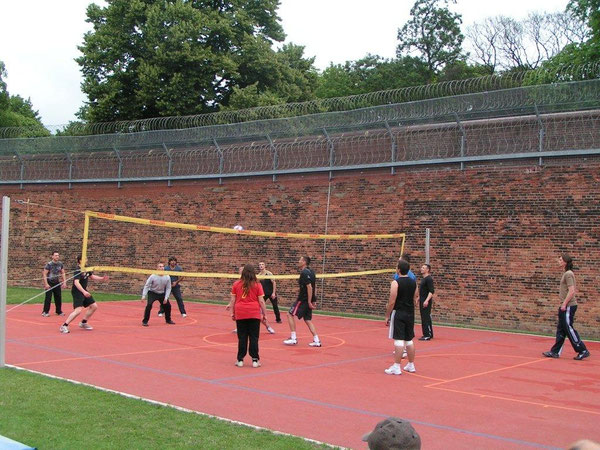 Volleyball auf dem Gefängnishof: Den Sozialsportlern macht es großen Spaß