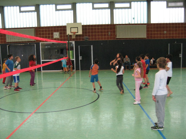 Gekonnt gespielt: Die Volleyballbalse fliegt über das Beachvolleyballnetz