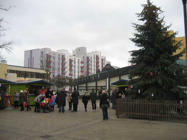 Hochhäuser mit Tanne: Der Weihnachtsmarkt verschönt Westhagen