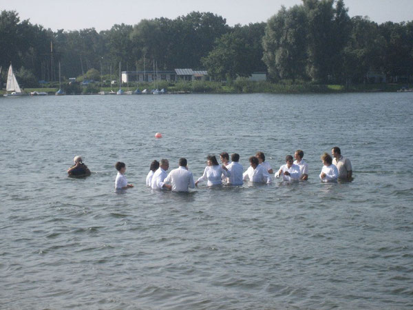 Eine Erwachsenentaufe bei der  Westhagener Mennonitenkirche - einer evangelischen Freikirche - am Wolfsburger Allersee