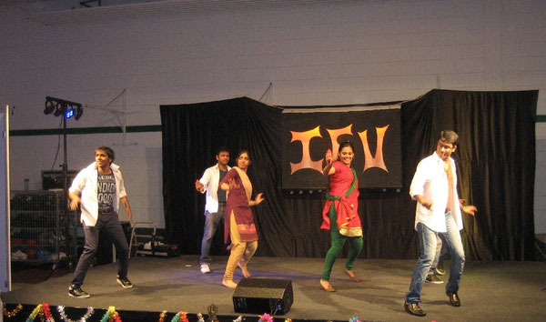 Bollywood in Wolfsburg: Mit Tänzen begeisterten die Inderinnen und Inder