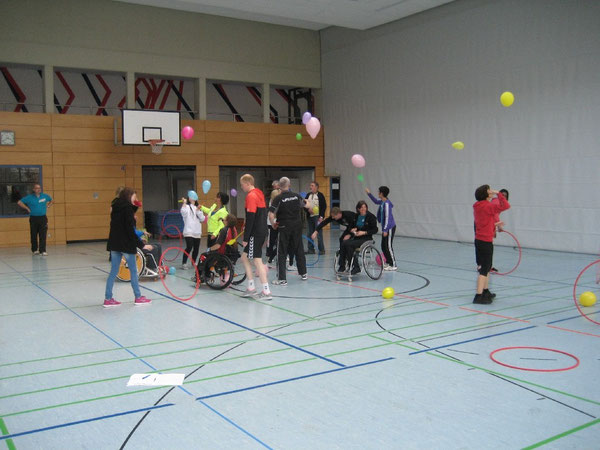 Viel Spaß hatten Teilnehmerinnen und Teilnehmer bei Spielen mit dem Luftballon und Reifen