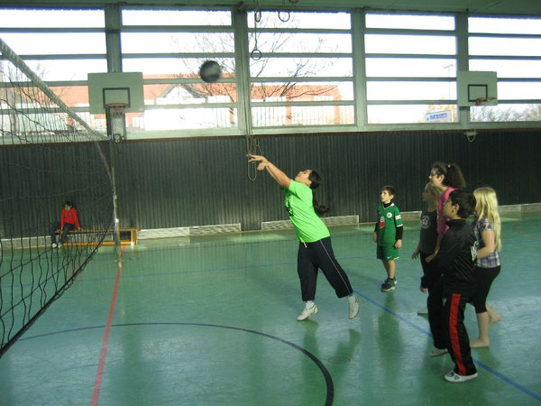 Lehrbuchmäßig! Der Ball wird in sas Spiel eingepritscht.