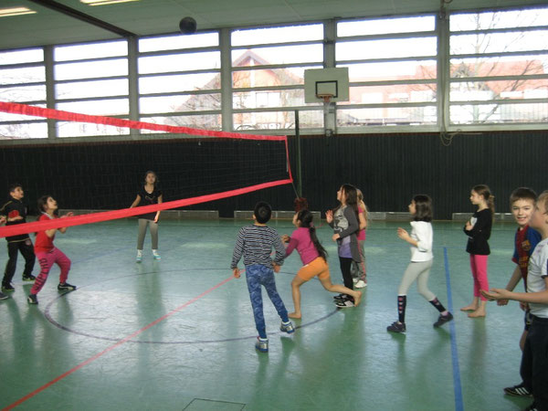 Die Drittklässler spielten flott den Ball über das Netz