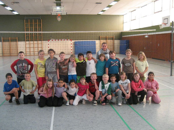 Alle Schülerinnen und Schüler freuen sich auf das Volleyballspiel