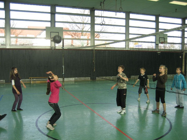 Gespannt beobachten die Kinder die fliegende Volleyballblase