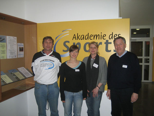Anni Depping (2. von rechts) gemeinsam mit Claudia Heyn (2. von links), Peter Ibrom (rechts) und Manfred Wille (links) beim NVV-Jugendkongreß 2008 in der Akademie des Sports beim LandesSportBund Niedersachsen in Hannover