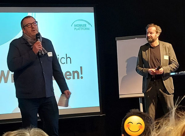 Dr. Sonke Burmester (links) und Andre Kwiatkowski begrüßen Teilnehmerinnen und Teilnehmer