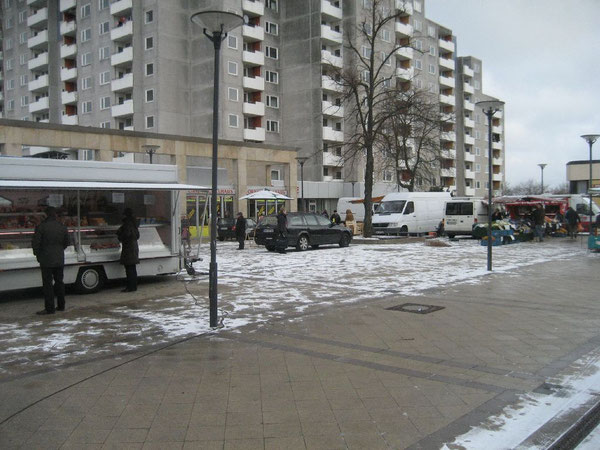 Der Westhagener Markt im Winter: Einige unentwegte Händler halten durch