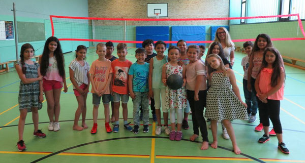 Die Klassen 3a und 4b vor dem Spiel