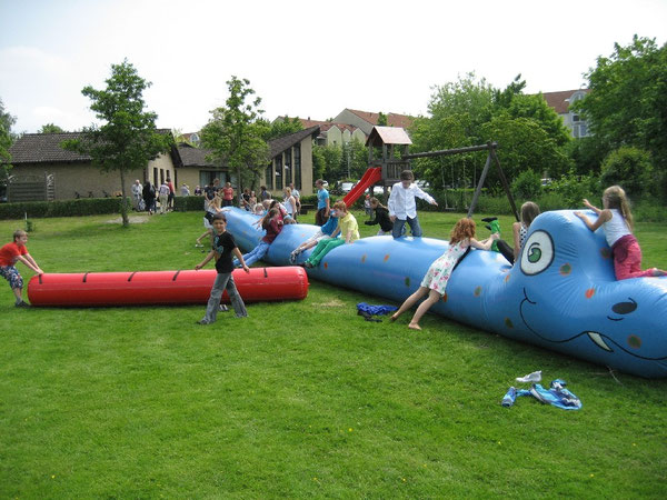 Viel Spaß hatten die Kinder (und Jugendlichen und Erwachsenen auf dem blauen CVJM-Tobewurm und der roten Springschlange