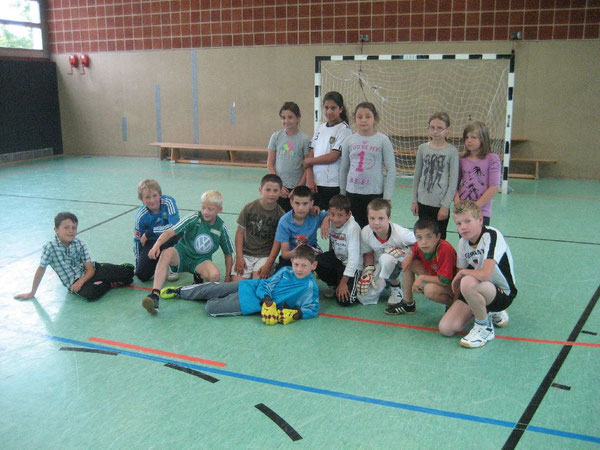 Mädchen und Jungen spielen gemeinsam Fußball