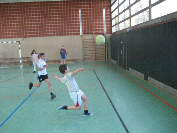 Gekonnt! Die Schülerinnen und Schüler spielen den Ball geschickt durch die Halle